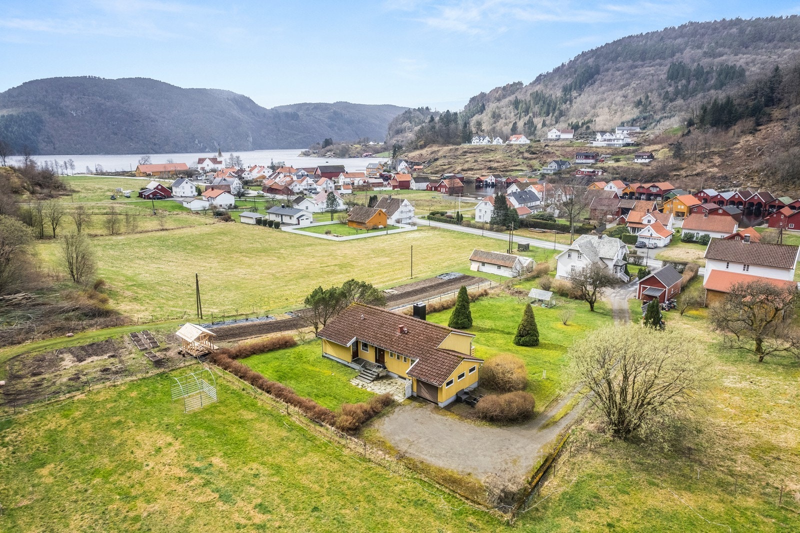 Eiendommen ligger midt på Feda med kort avstand til sjøen, skole, butikk og barnehage. Galleribilde