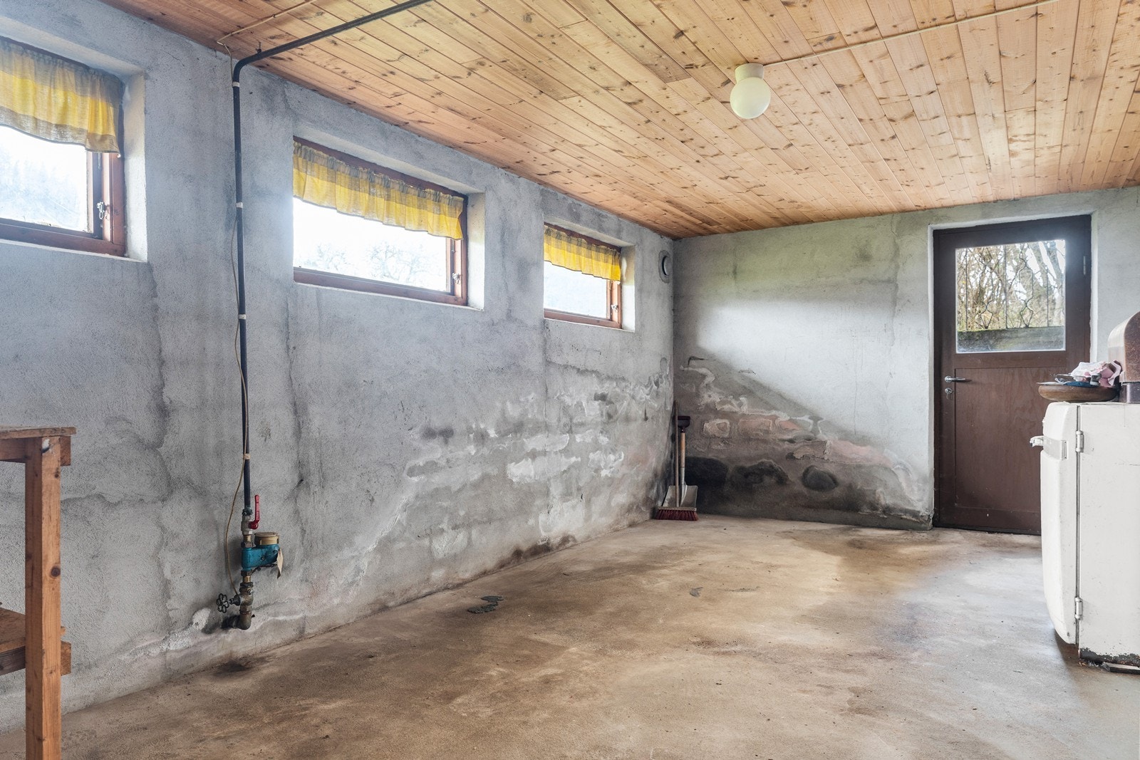 Vaskekjeller med utgangsdør. Galleribilde