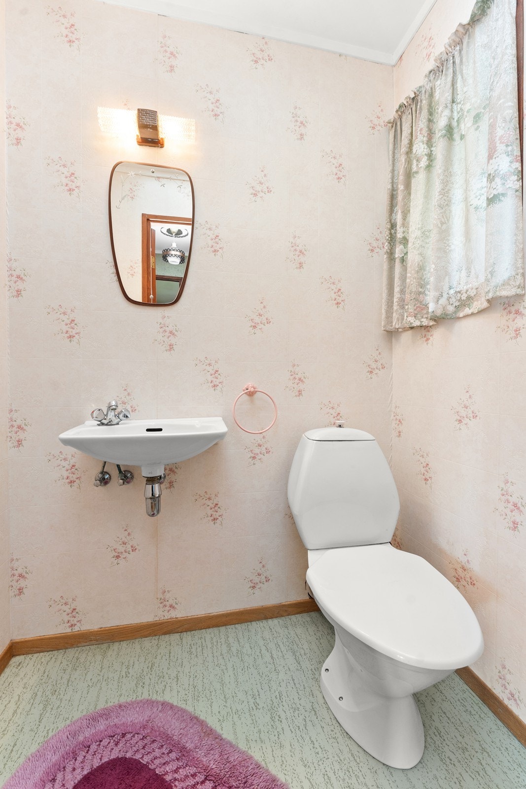 Toalettrom i entreen. Galleribilde