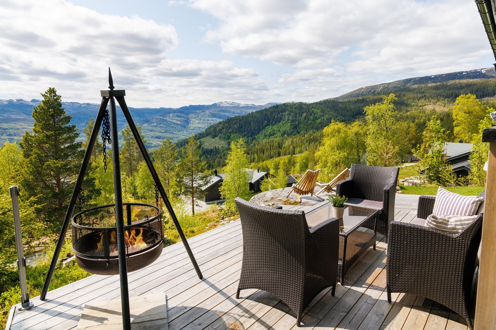 Hytta har en sjelden fin utsiktstomt med gode solforhold. Galleribilde