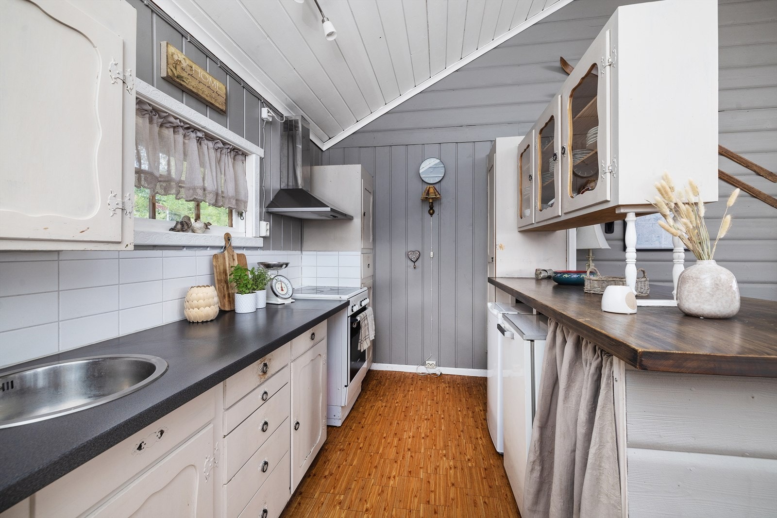 Kjøkkenet har malte profilerte fronter og en blanding av laminat og heltre benkeplate. Galleribilde