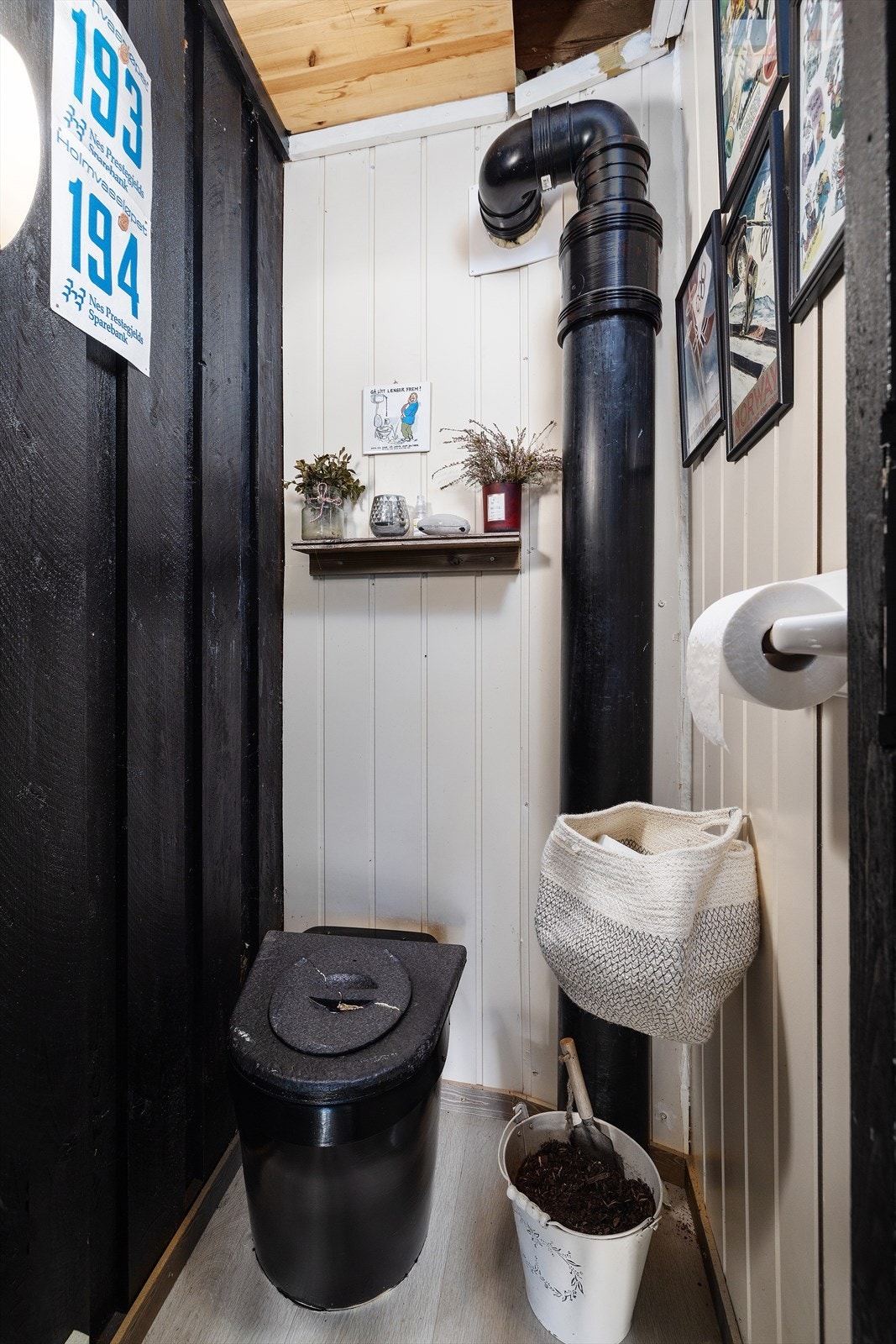 Utedo i forbindelse med inngangsparti til hytta. Galleribilde