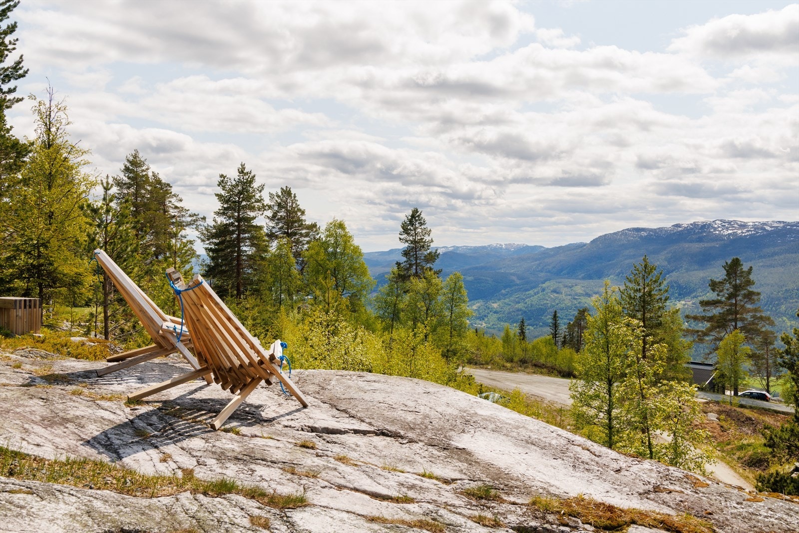 Nydelig utsikt over dalen og fjellene rundt. Galleribilde