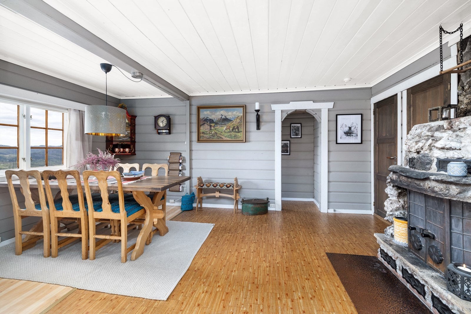 Den flotte trepanelen skaper en koselig atmosfære. Galleribilde