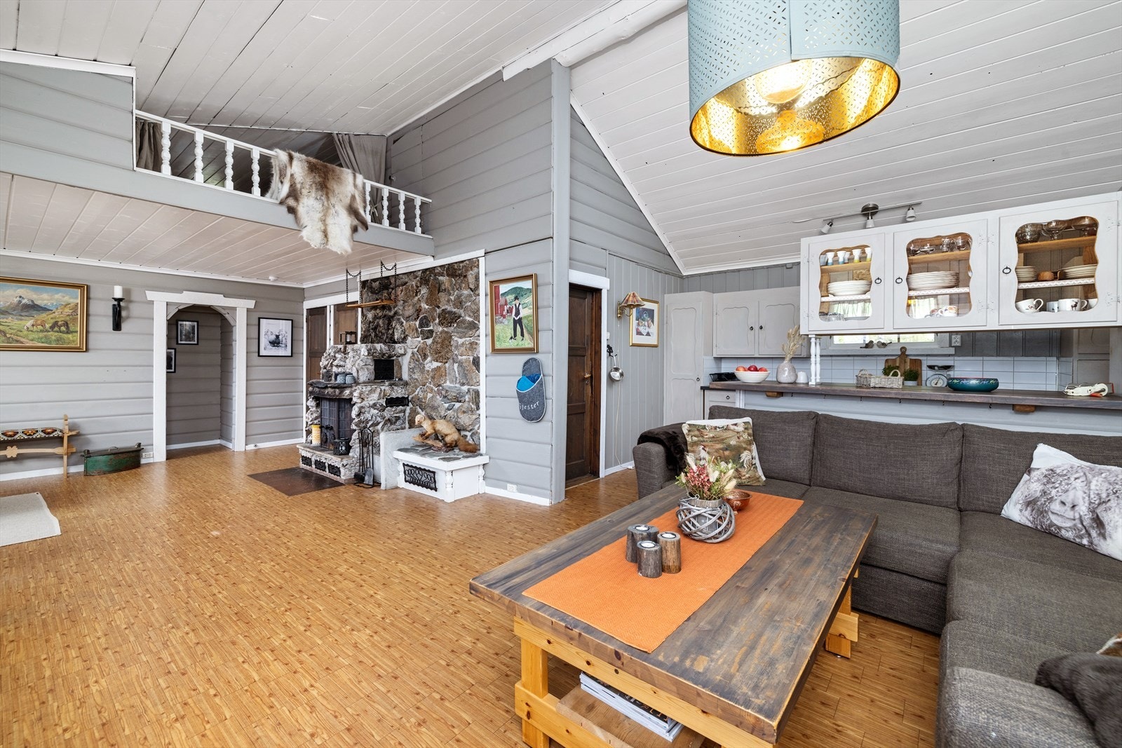 Den romslige størrelsen og gode takhøyden i stue/kjøkken gir en luftig og åpen følelse. Galleribilde