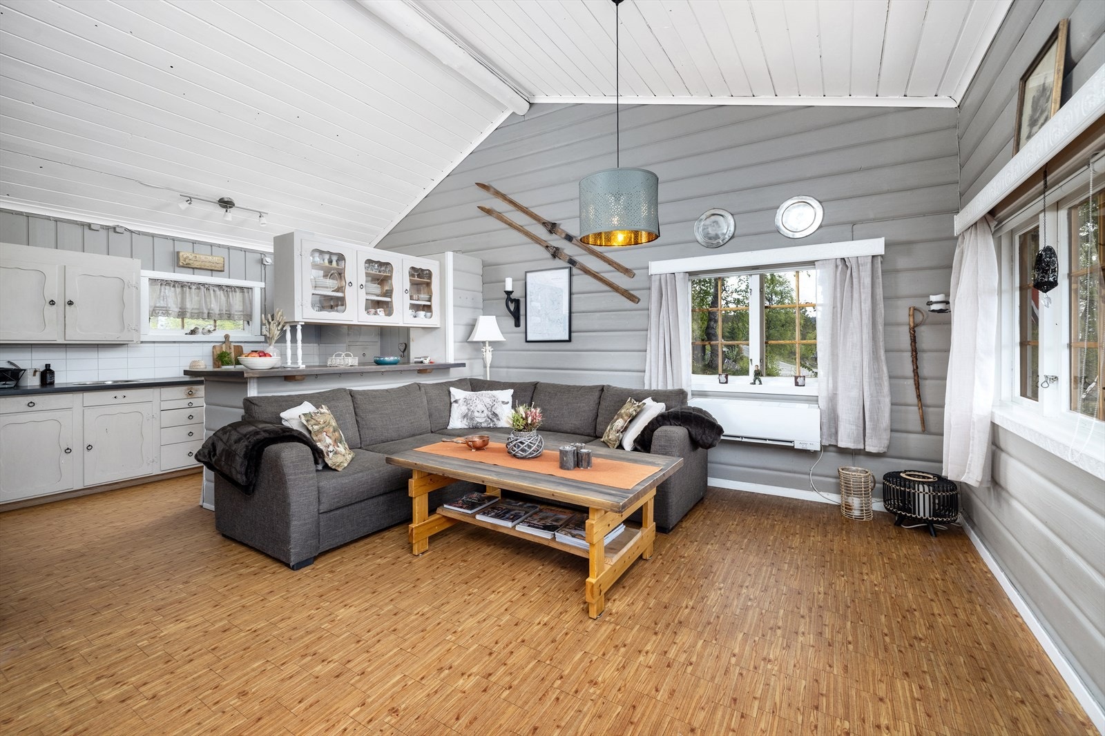 Hytta har en åpen stue/kjøkkenløsning og har mange møbleringsmuligheter. Galleribilde