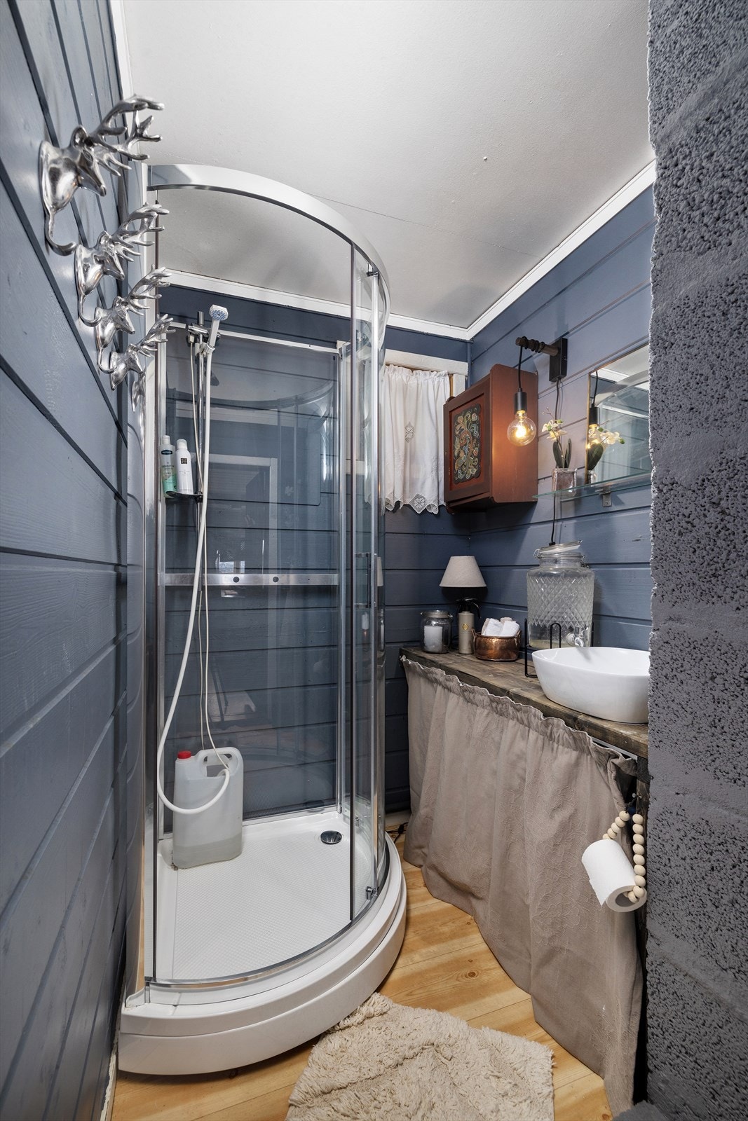 Hygienerom som er innredet med vask og dusjkabinett med pumpesystem. Galleribilde