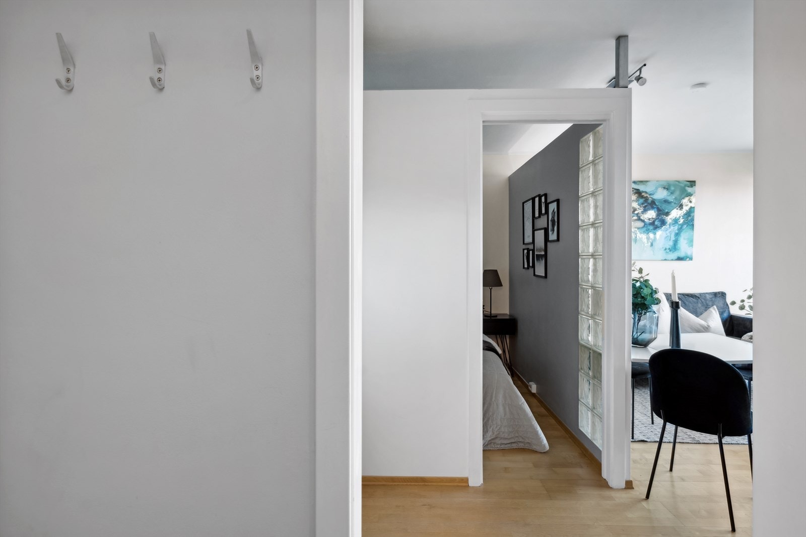 Noen av beboere har flyttet kjøkkenet ut i stuen, og etablerte et soverom, se alternativ planløsning. Galleribilde