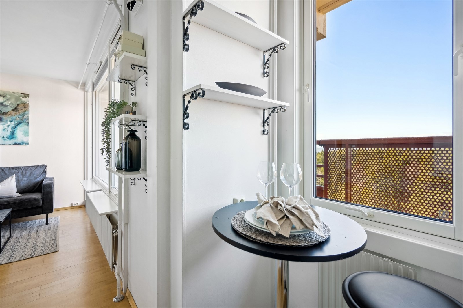 Her er det plass til et hyggelig frokostbord ved vinduet. Galleribilde