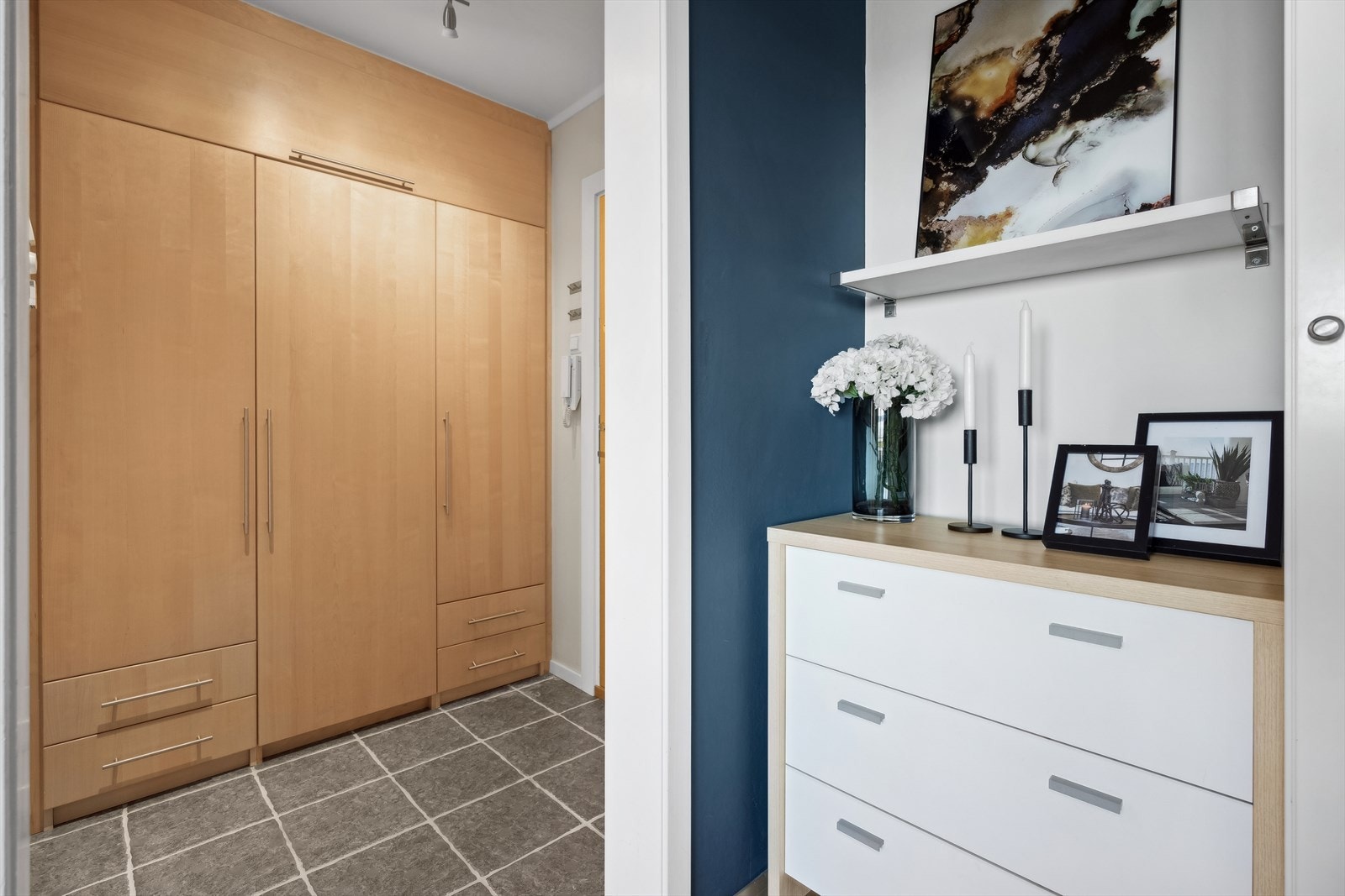 Innbydende entré med plass til å henge fra seg yttertøy og sette fra seg sko i en praktisk garderobeløsning. Galleribilde