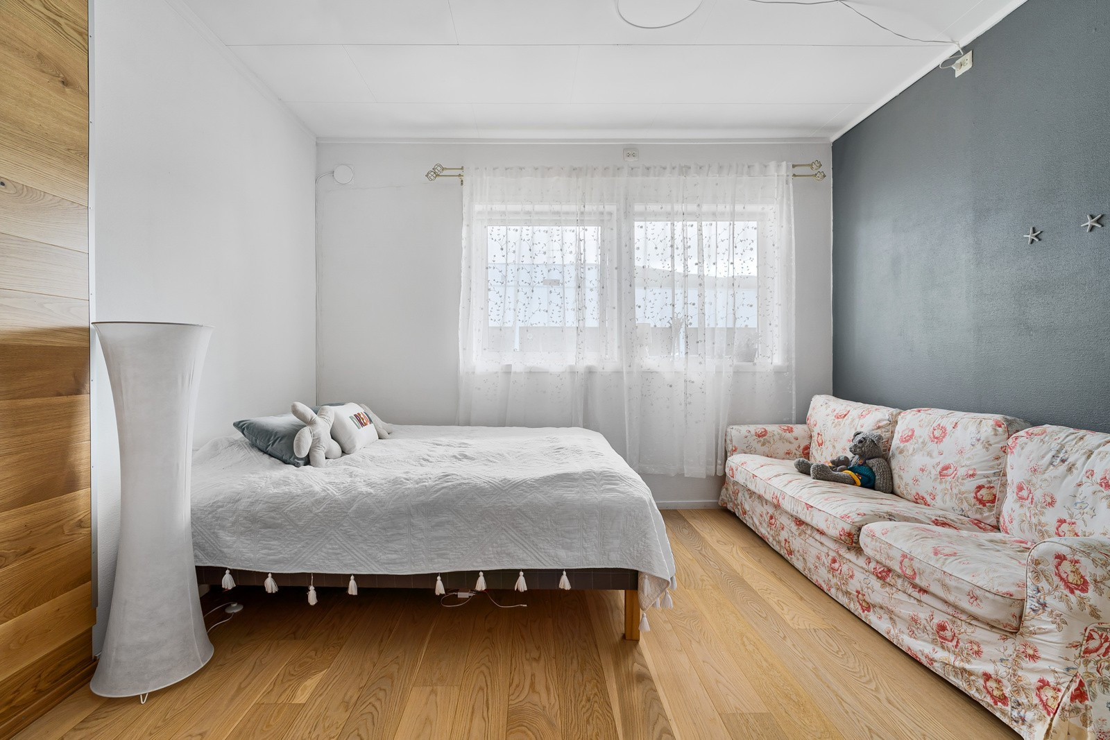 Boligens første soverom er romslig med god plass til dobbeltseng og klesoppbevaring