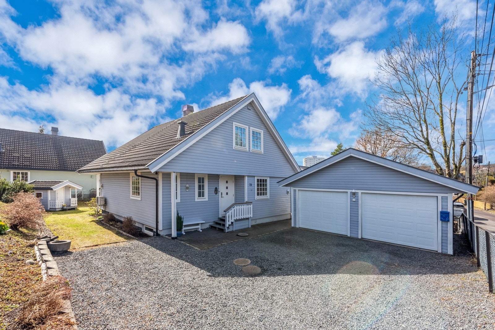 Enebolig med dobbel garasje og "dukkestue" fra 1987. Særdeles velholdt og godt vedlikeholdt. Tomten er innegjerdet med port til egen gårdsplass. Galleribilde