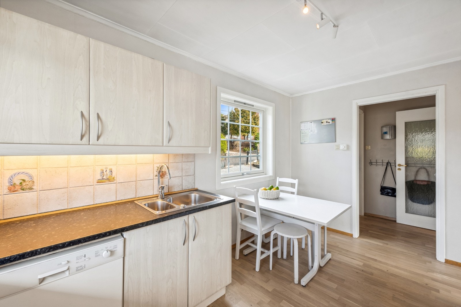 Fin spiseplass på kjøkkenet ved vinduet for familiens daglige måltider. Galleribilde