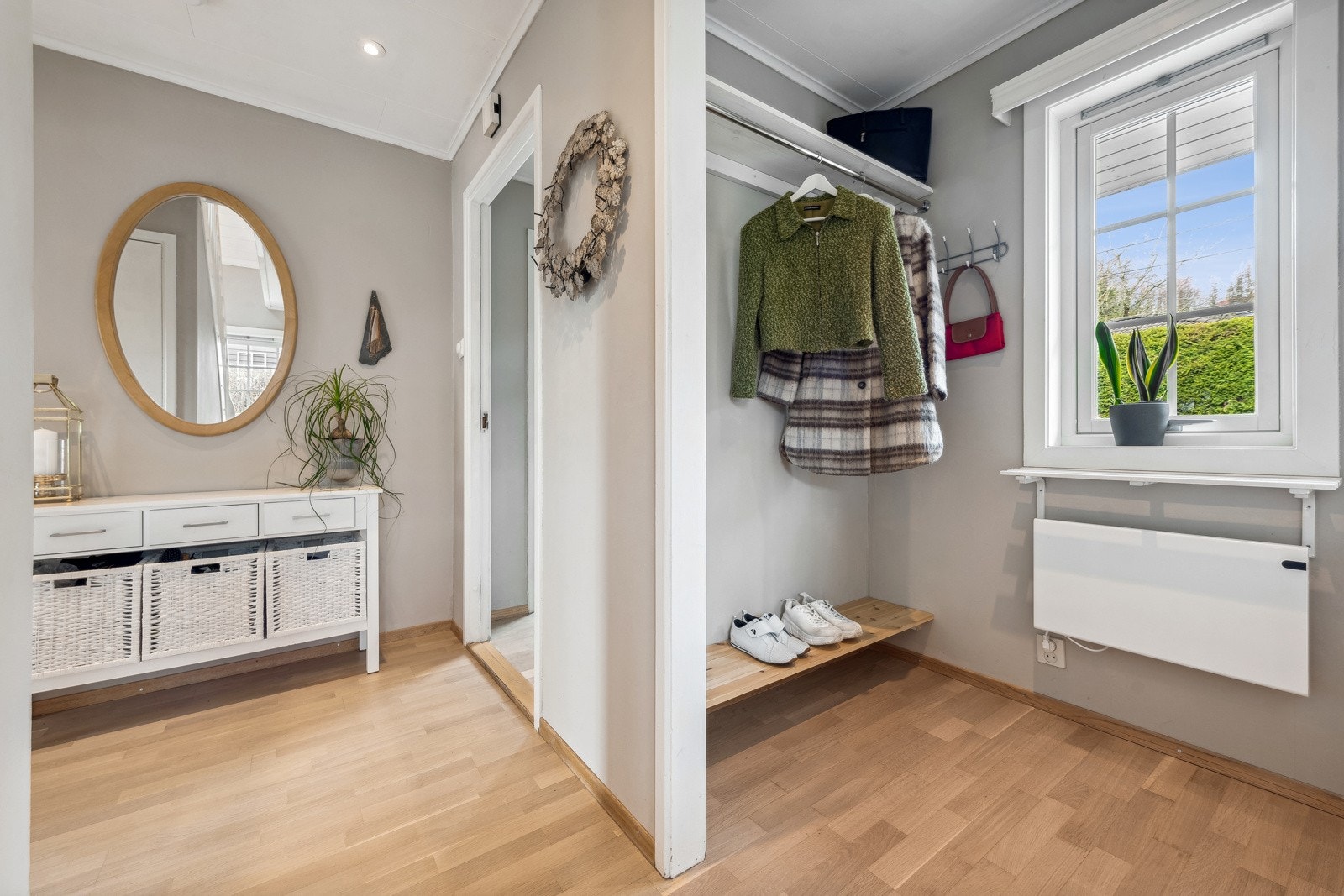 Entreén er et hyggelig rom å ønske venner og familie velkommen. God plass til garderobeoppheng. Profilert entredør fra 2017 og dørvrider fra Yale doorman. Galleribilde