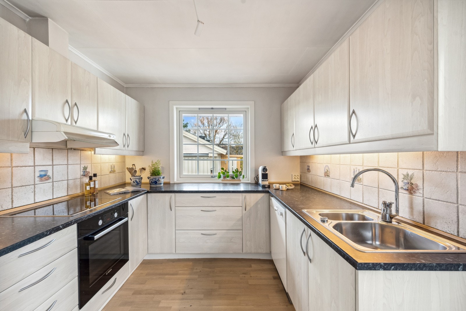 Innredning oppgradert i 2015 fra Kjøkkenfornyeren. Induksjonstopp og innebygget stekeovn. Ventilator med avtrekk ut. Innebygget oppvaskmaskin og frittstående kjøleskap med frysedel. Galleribilde