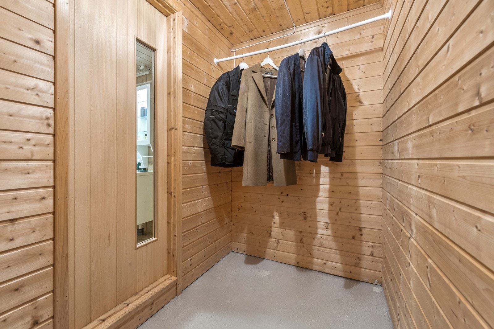 Opprinnelig tilrettelagt for badstu, men har blitt benyttet til oppbevaring. Galleribilde