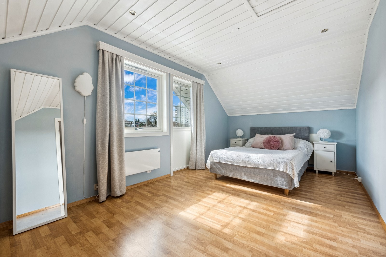 Særdeles romslig hovedsoverom med god plass til dobbelseng og tilhørende møblement. Galleribilde