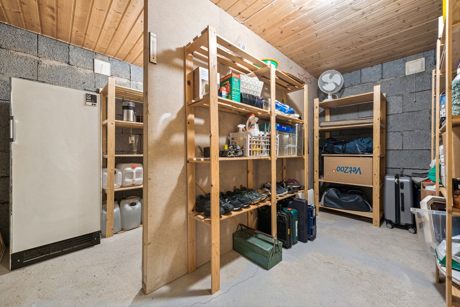 Særdeles godt med bodplass. Montert hyller, kan benyttes som matbod, fryseboks vil følge huset. Galleribilde