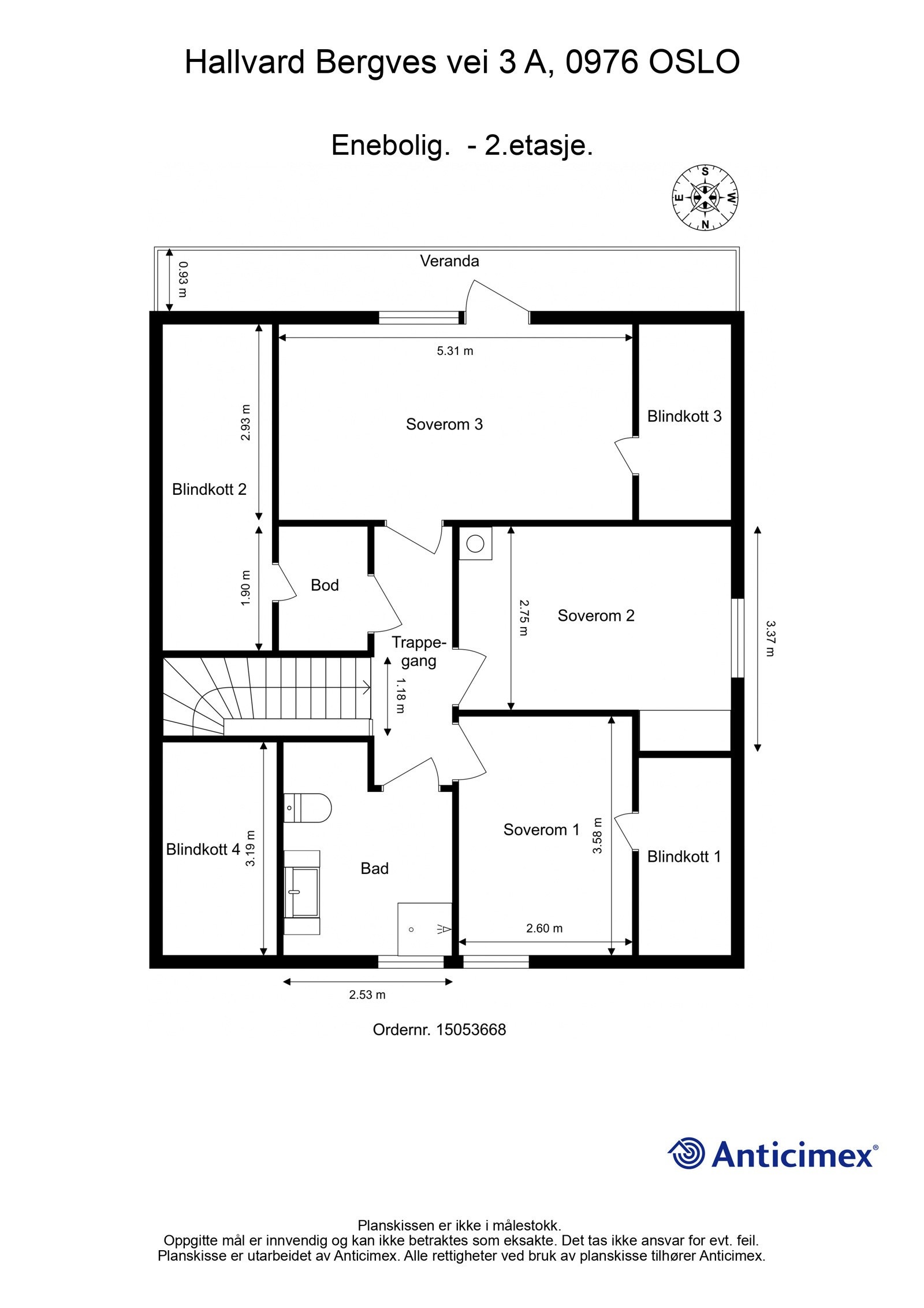 2. etasjen: Trapperom, walk-in, bad, 3 soverom. Lagringsplass i knevegger og luke til ekstra lagringsplass på loft. Galleribilde