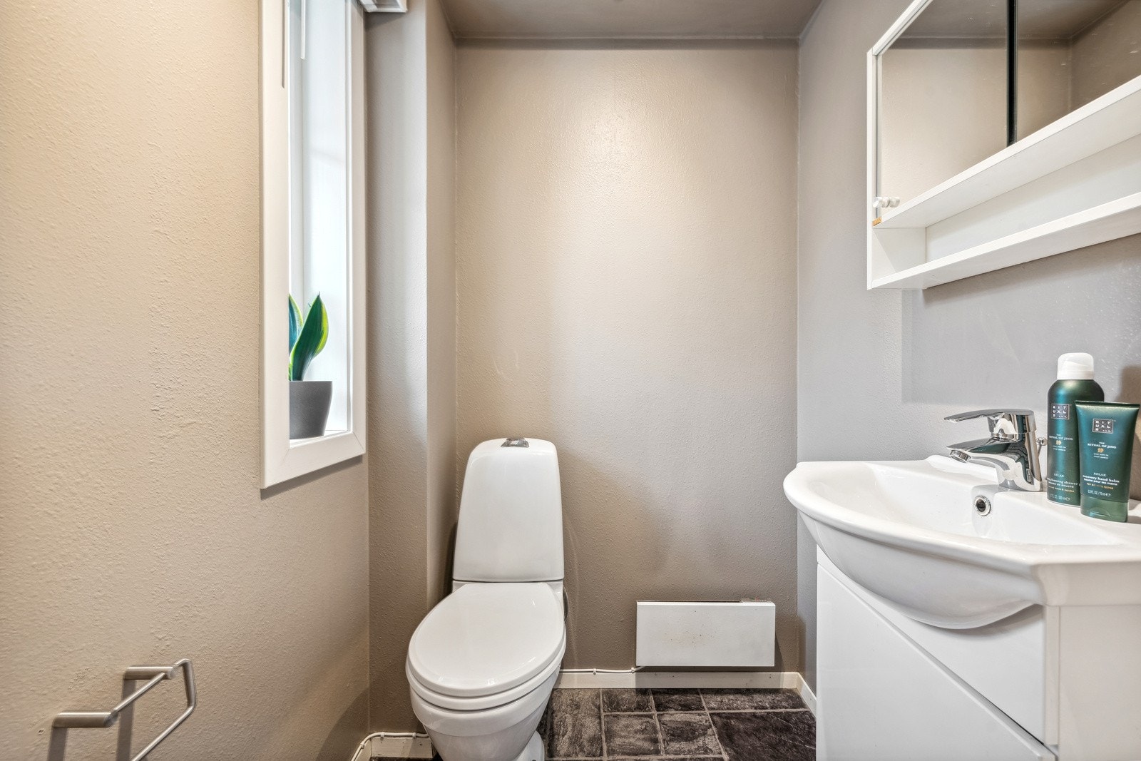 Gjestetoalett i hovedetasjen. Servant med innredning. Galleribilde