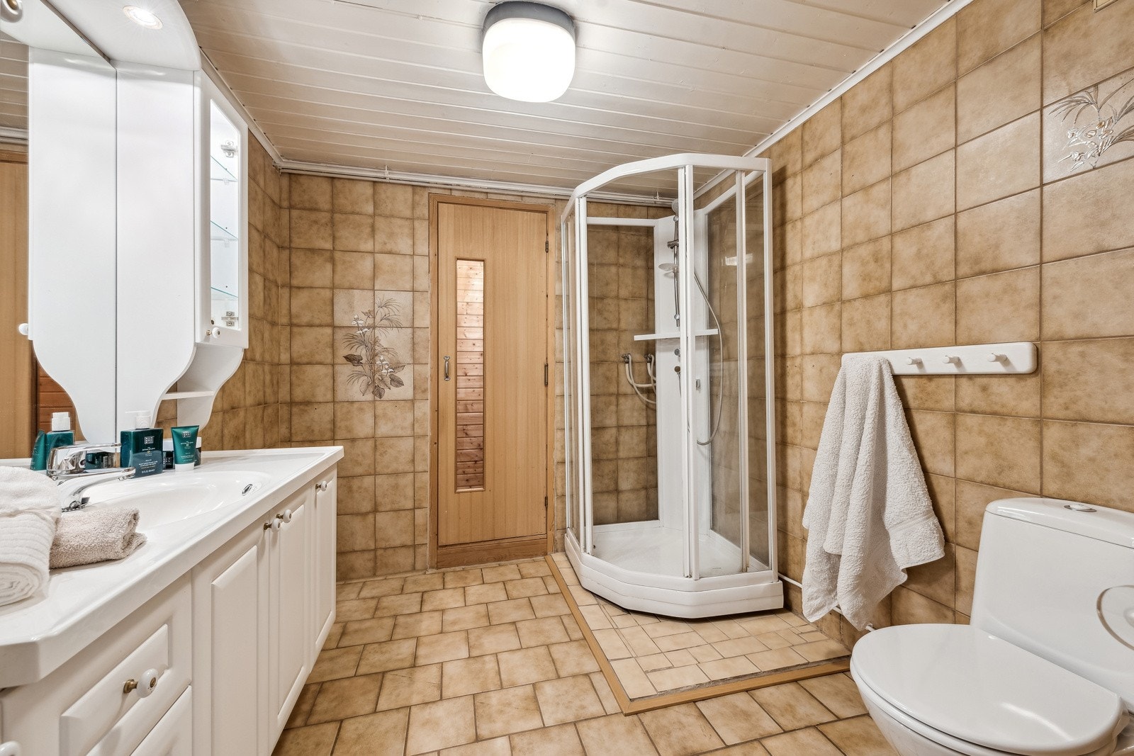 Bad i underetasje. Badet er oppgradert med servant, innredning, armatur og dusjkabinett. Galleribilde