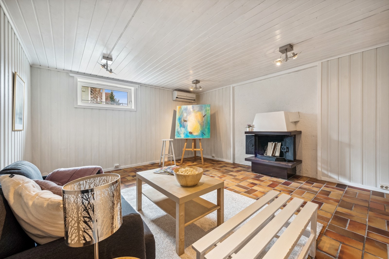 Innredet rom i underetasjen som har vært et flott samlingssted for barn og venner. Peis med innsats. Varmekabler i gulv. Varmepumpe. Galleribilde