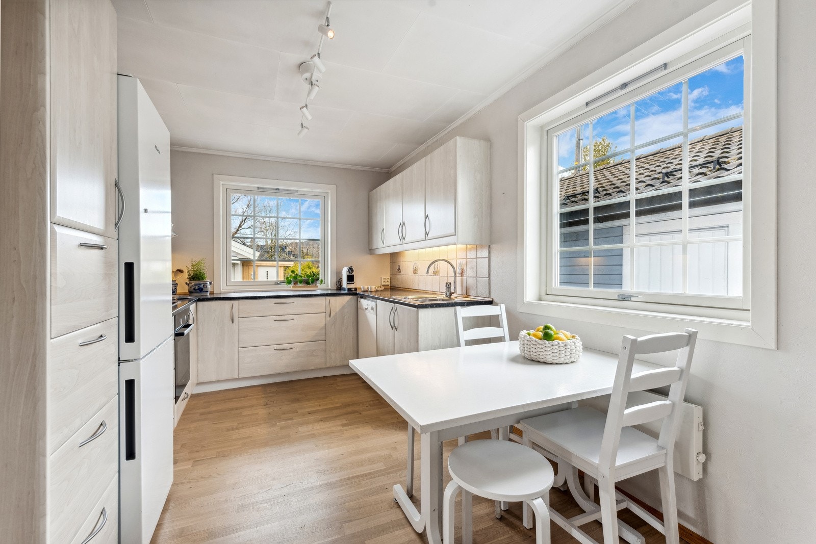 Hyggelig kjøkken, innredning er godt planlagt med mye skap og benkeplass. Galleribilde