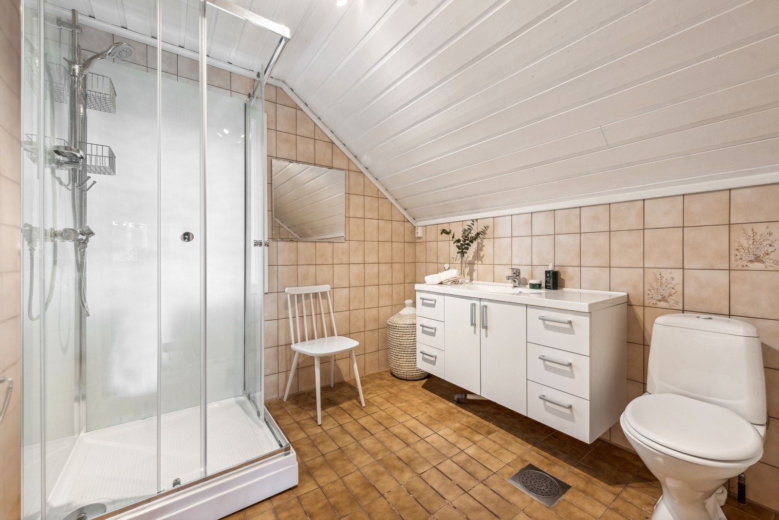 Bad i 2. etasje. Varmekabler. Oppgradert med inventar og armatur. Nytt, lukket dusjkabinett fra 2024. Galleribilde