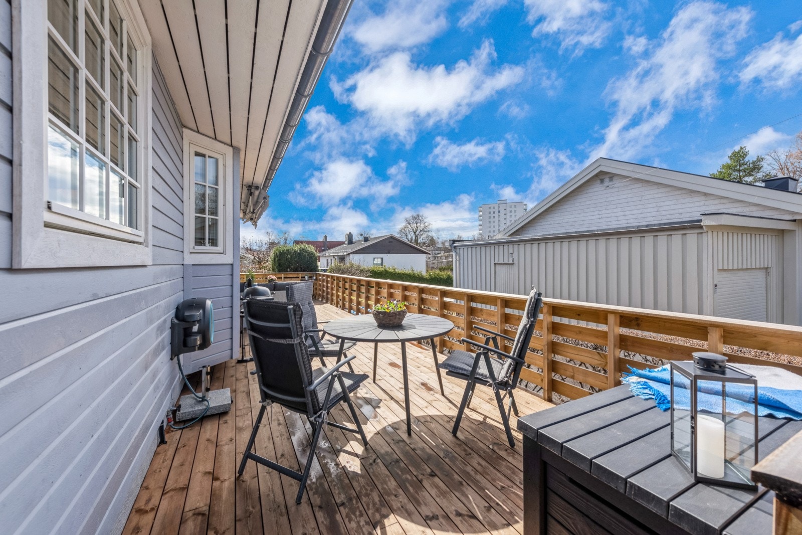 Terrassen er skjermet med gjerde og har direkte overgang til hage. Galleribilde