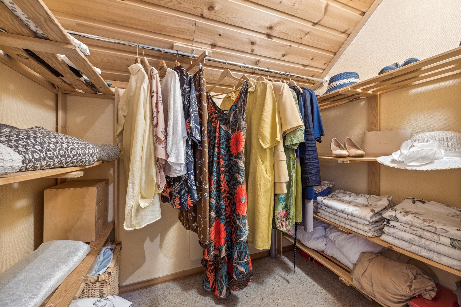 Eget walk-in/klesrom i 2. etasje med luke til ekstra lagringsplass. Galleribilde