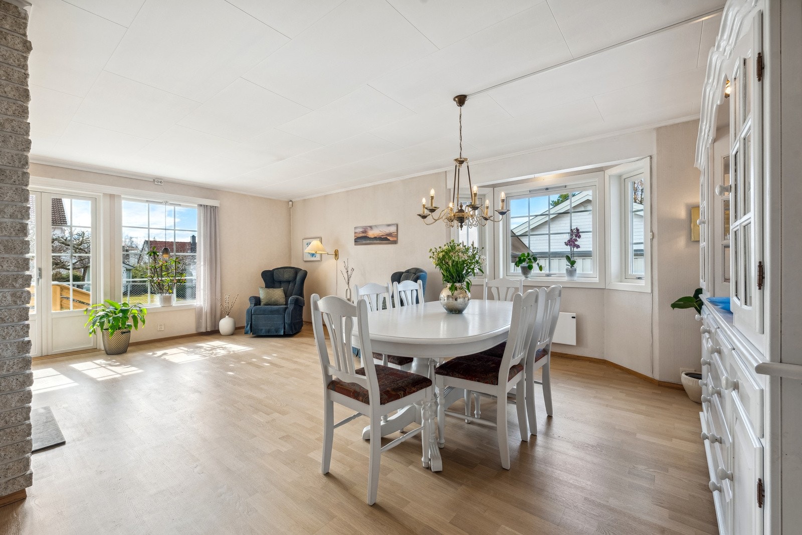 Montert luft til luft varmepumpe i 2003. Vedkamin i stuen som har vært mye i bruk og som varmer godt på kalde dager. Galleribilde