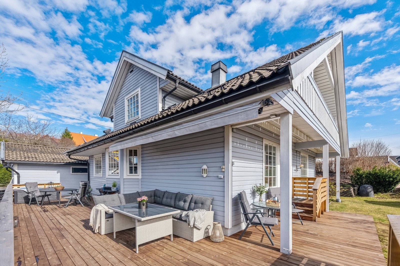 Terrasse på 47 kvm, god plass til møbler og blomster. Lag din egen oase og nyt solrike dager og lune kvelder. Galleribilde