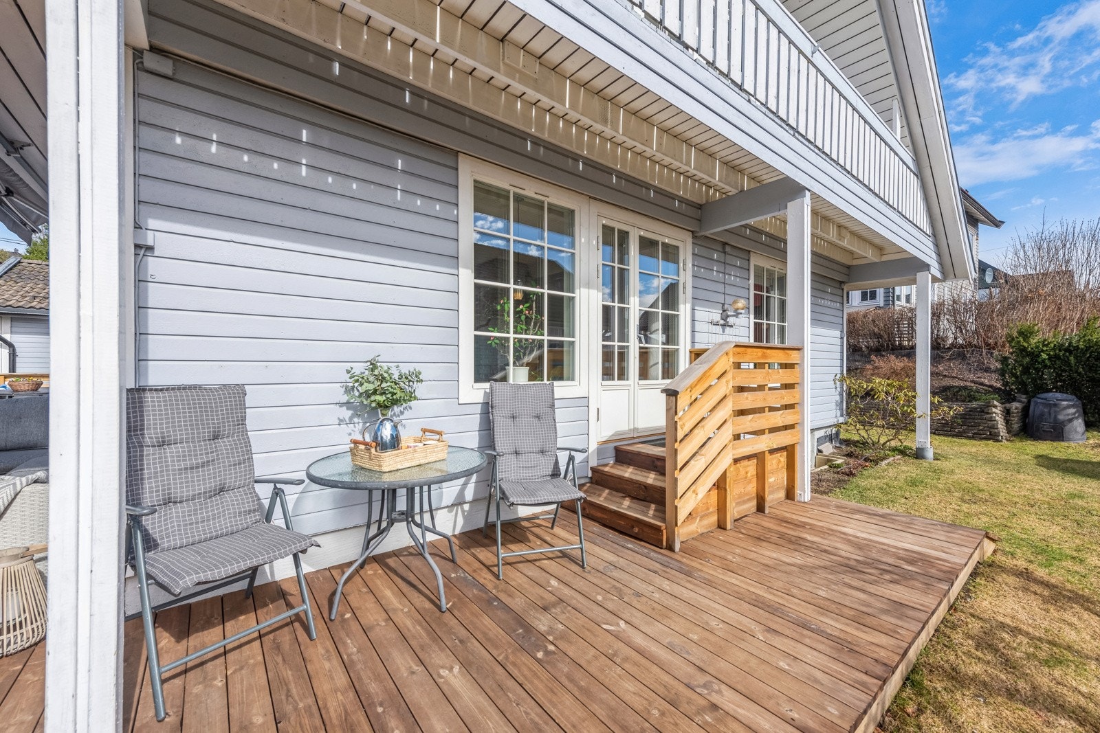 Fra terrassen har du en liten trapp med inngang til stuen. Galleribilde