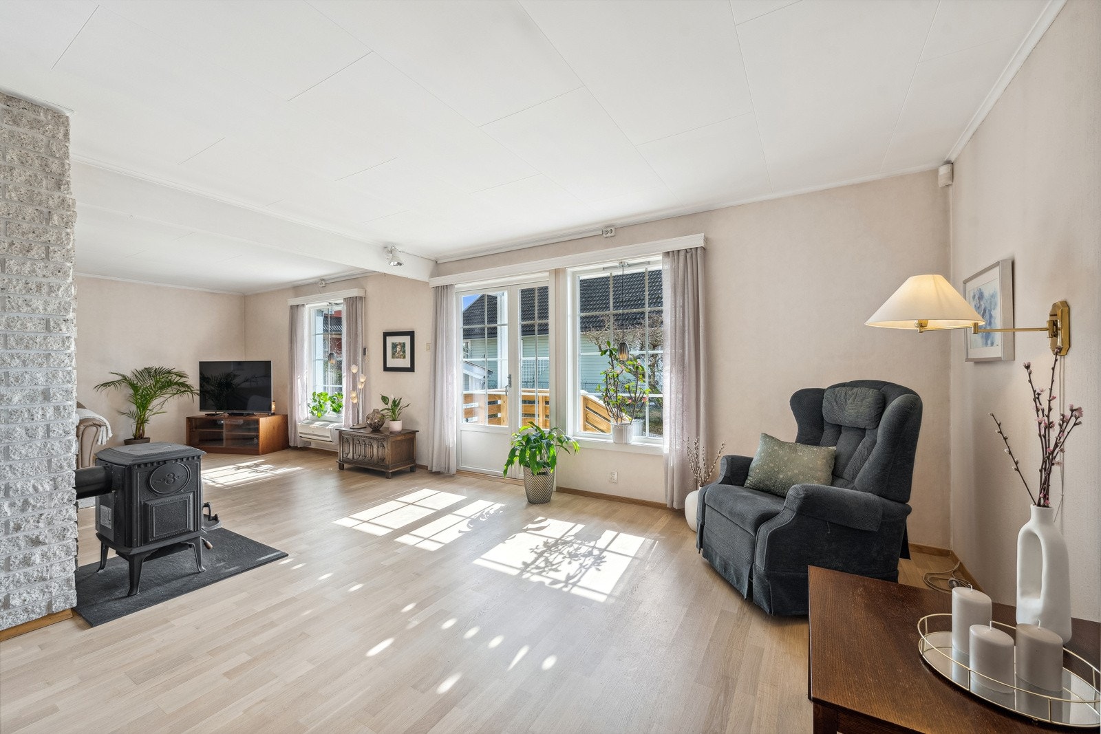 Gulvet i stue, kjøkken og entre er nyslipt i 2024. Galleribilde