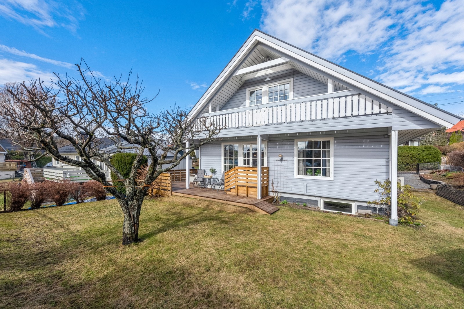 Flat tomt på 571 kvm beplantet med hekk, prydbusker og plommetre. Galleribilde