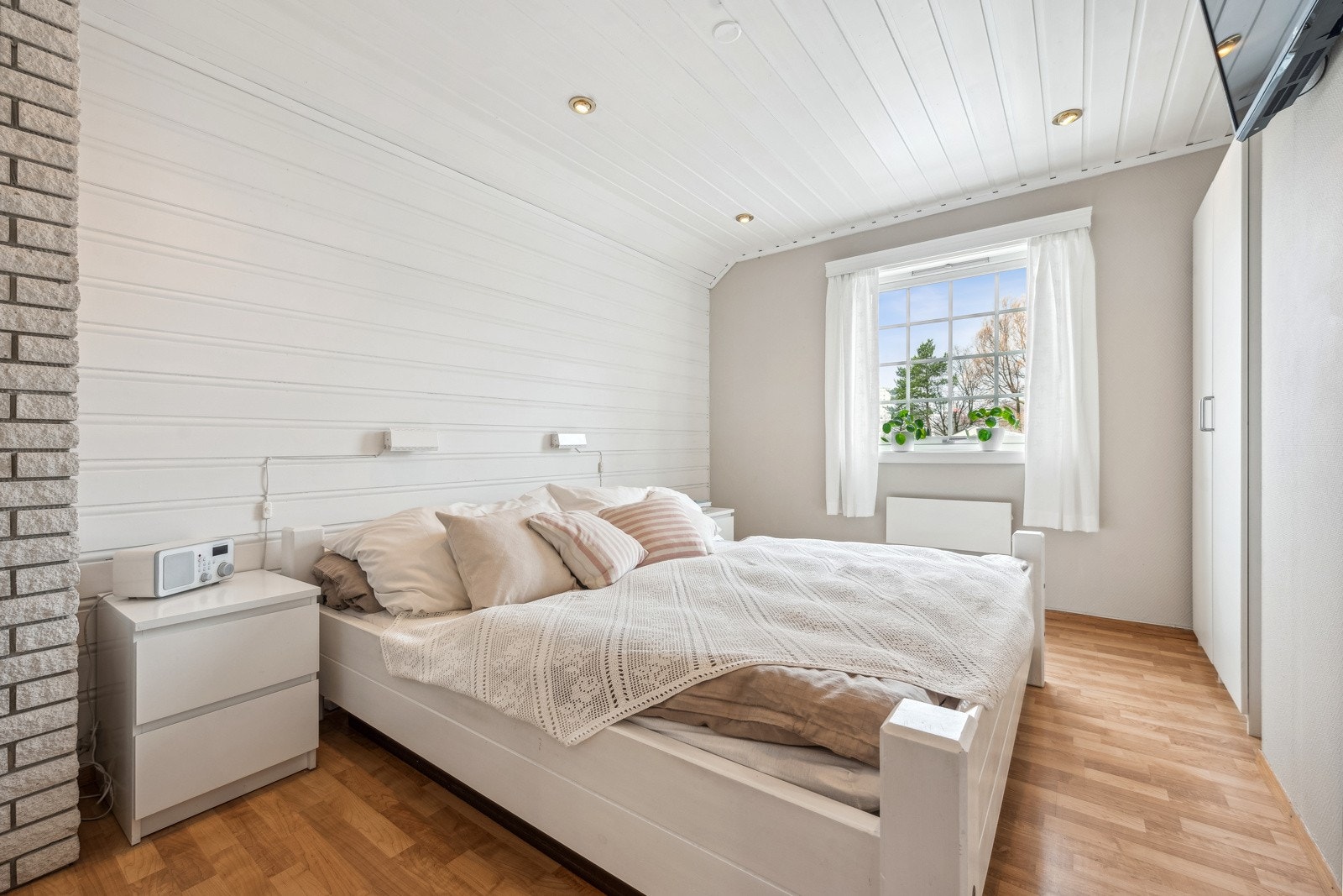 Soverom 2, benytter selger i dag som hovedsoverom. Doble garderobeskap. Galleribilde