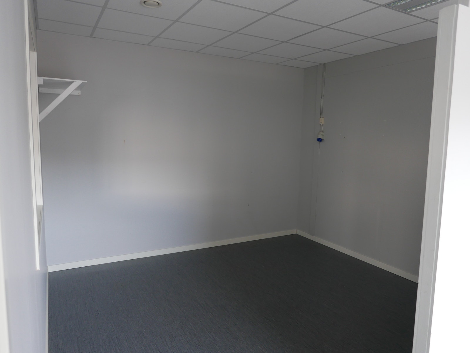 Kontorplass med inngang fra lager - annen vinkel Galleribilde