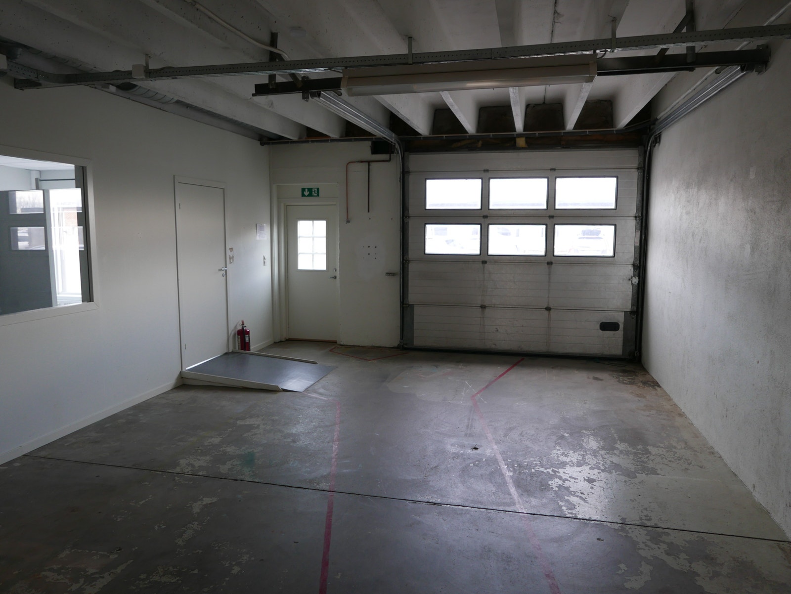 Lager med kjøreport og dør Galleribilde