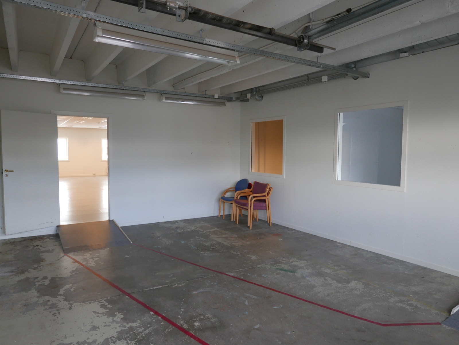 Lager med kjøreport og dør - annen vinkel Galleribilde