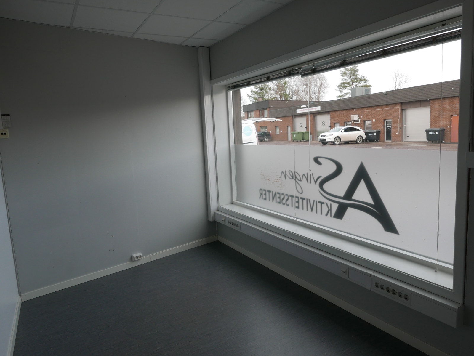 Kontorplass med inngang fra lager Galleribilde