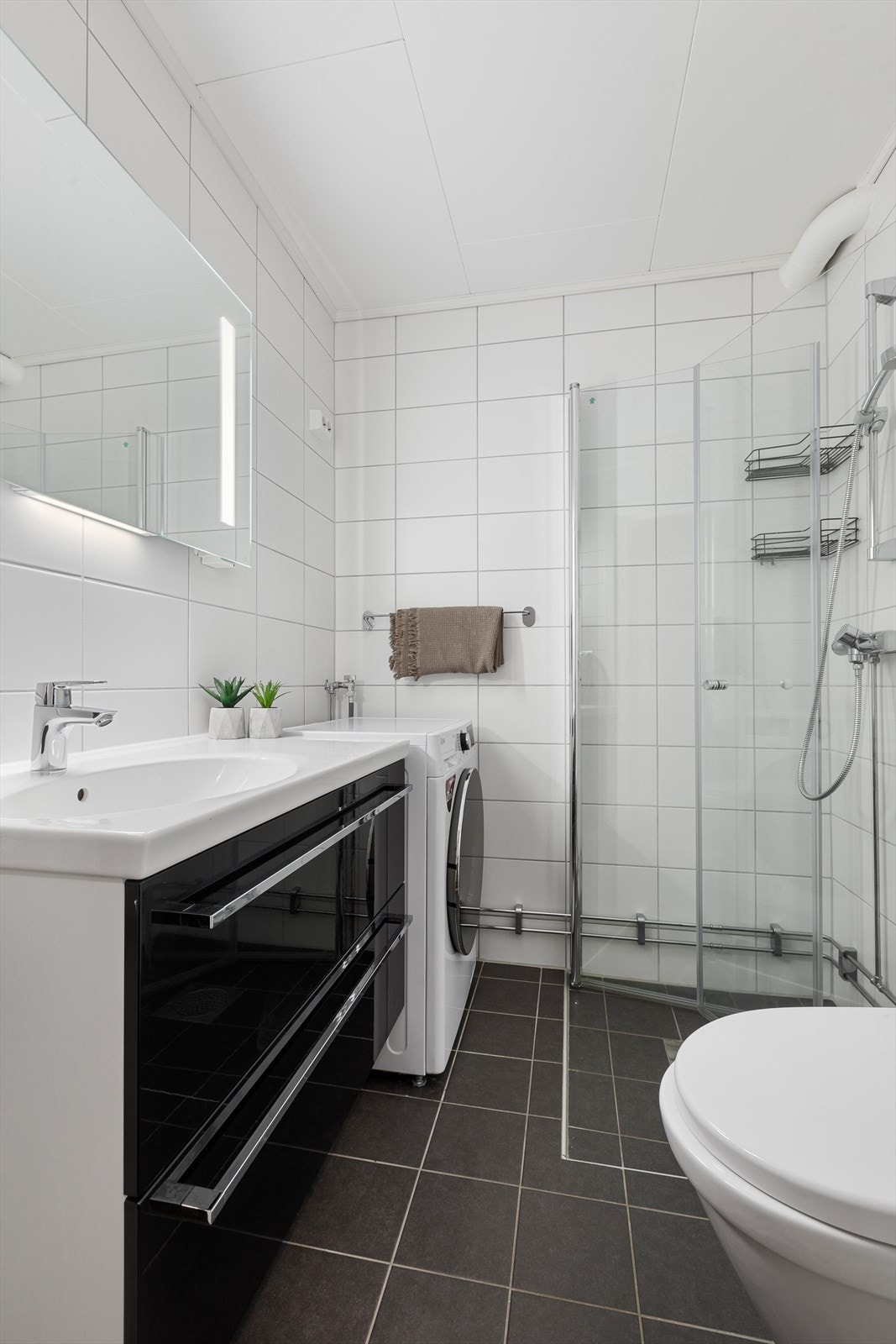 Badet har opplegg for vaskemaskin og tørketrommel Galleribilde