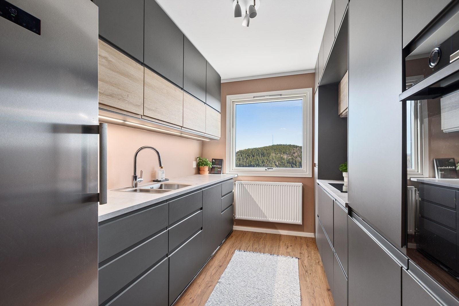 Integrert komfyr/induskjonstopp, oppvaskmaskin og kjøleskap Galleribilde