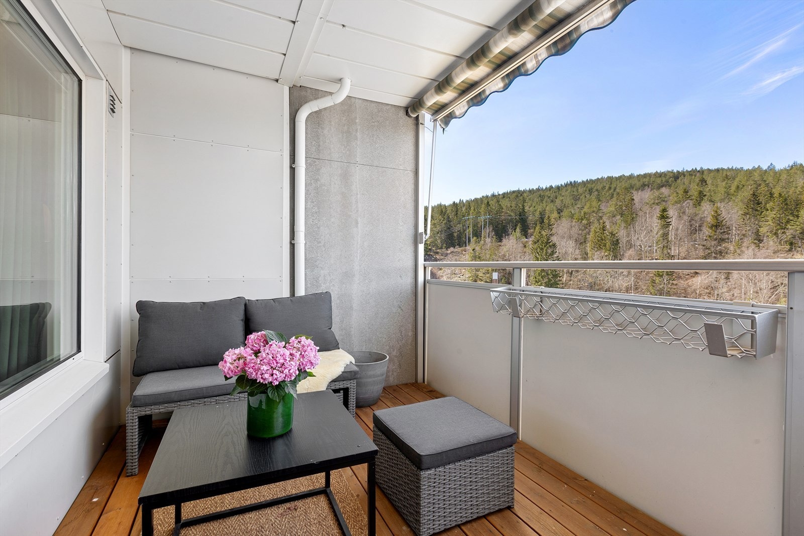 Balkong skjermet for innsyn. Her har du gode solforhold i tillegg til utsikt Galleribilde