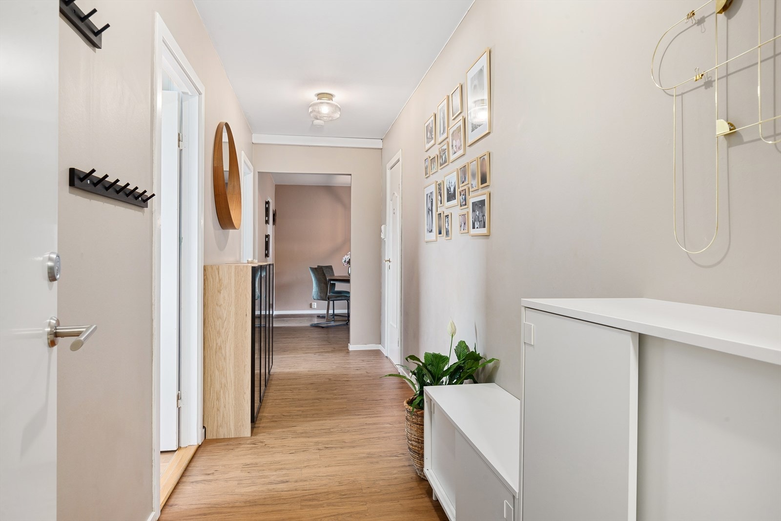 Fra gang er det videre adkomst til bad, 2 soverom og stue Galleribilde