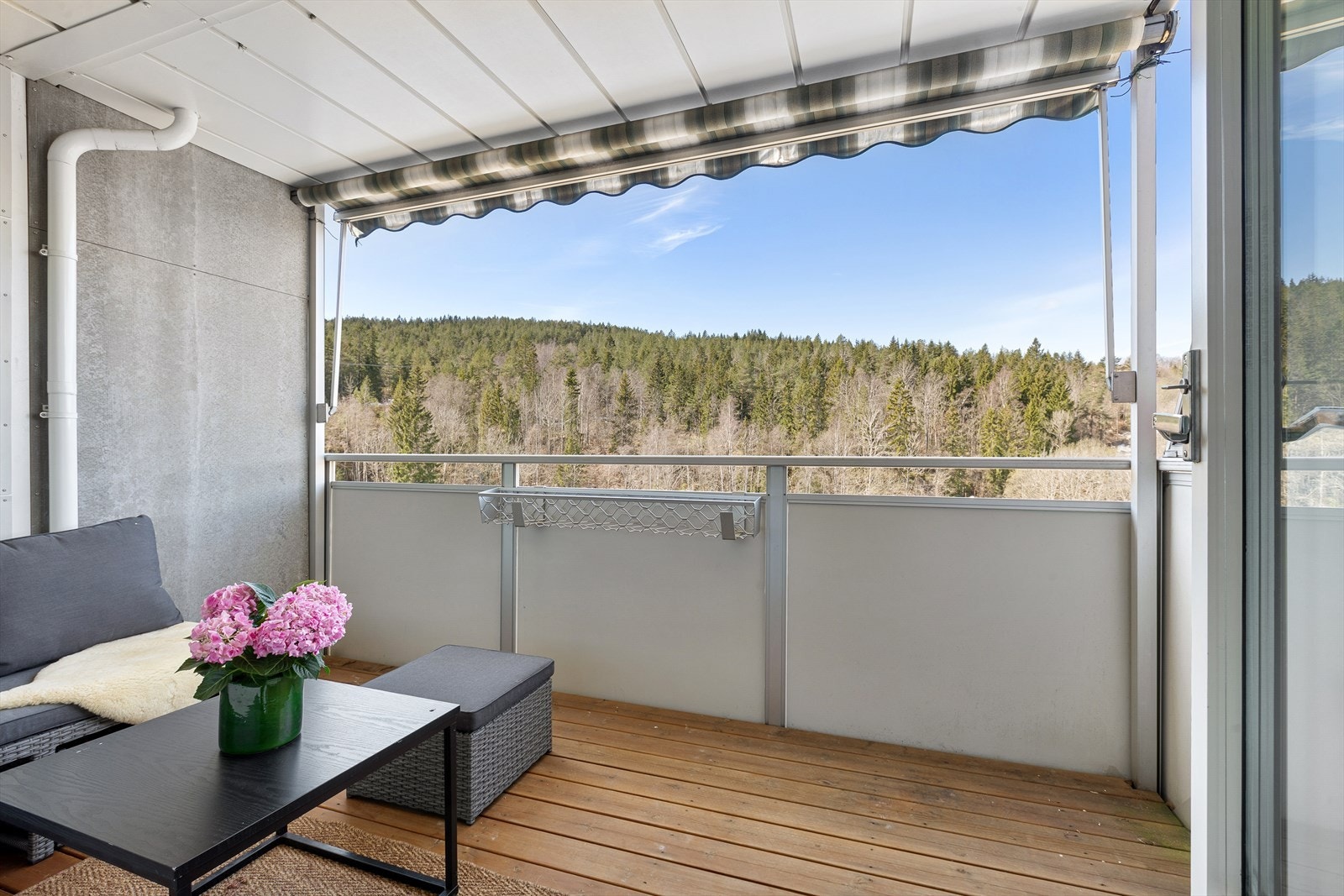 Fra stuen er det utgang til solrik overbygget balkong med markise og flott utsikt Galleribilde