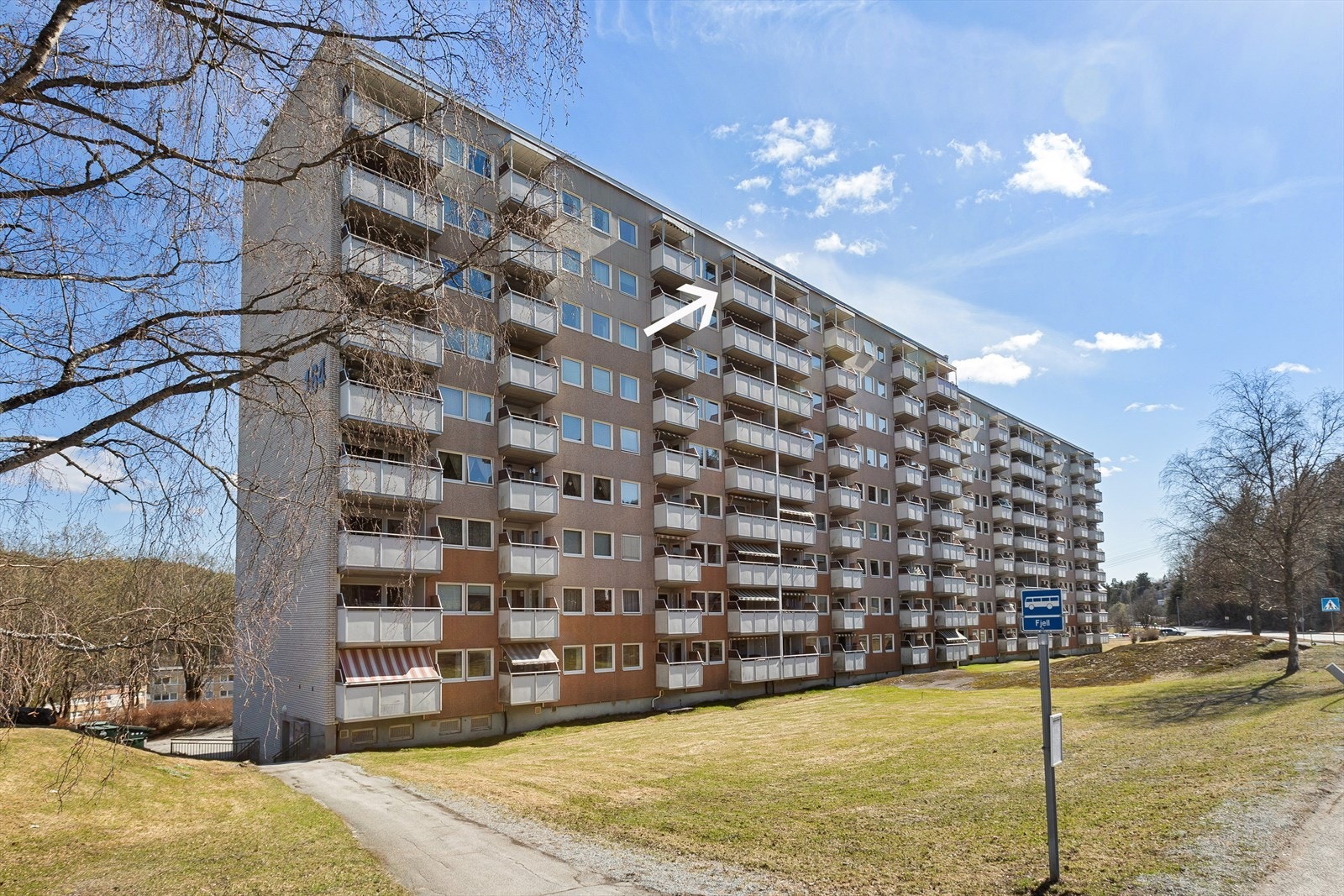 Dette er en romslig og arealeffektiv 3-roms andelsleilighet i 9. etasje med heis i høyblokk på Fjell Galleribilde