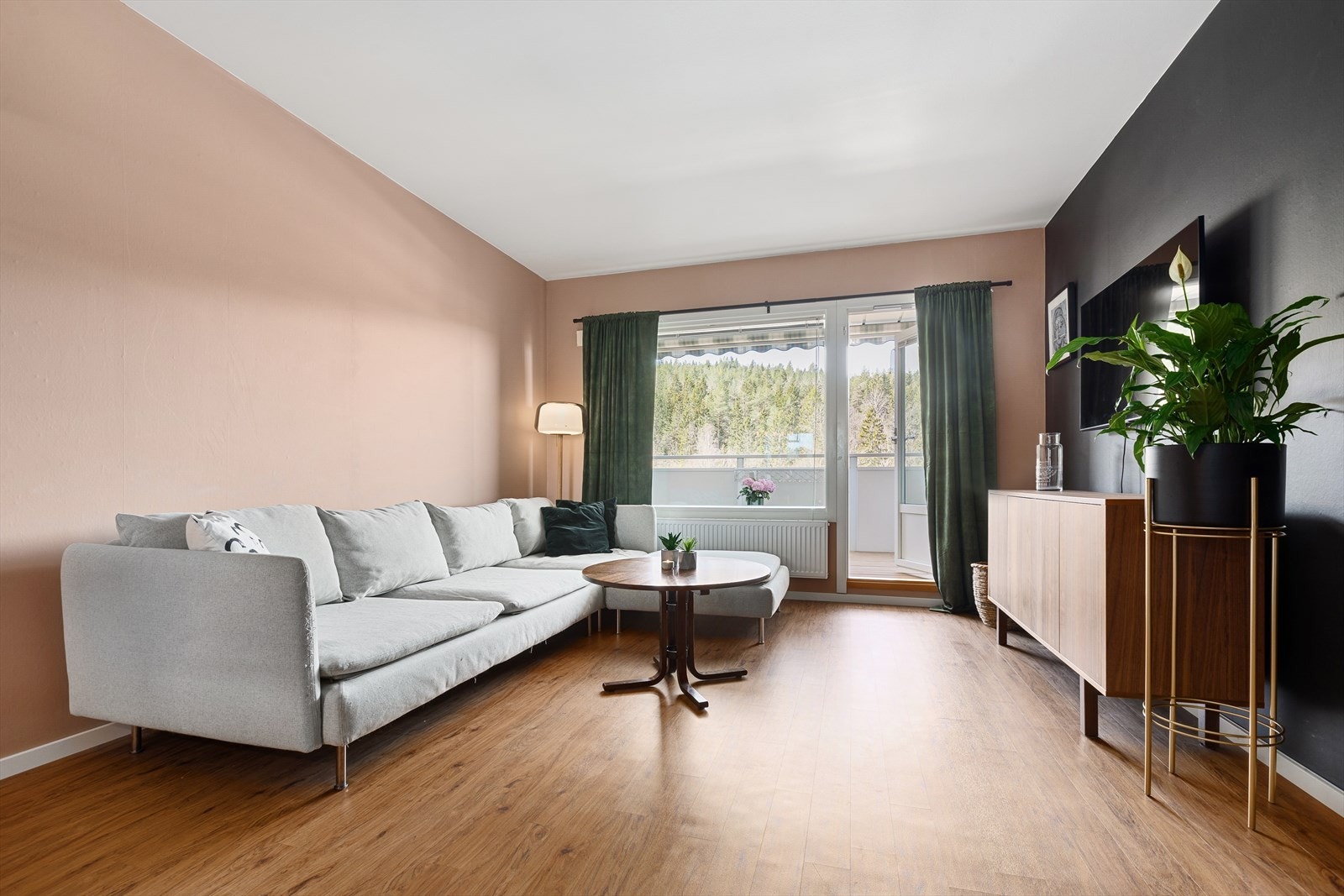 Stuen har rikelig med naturlig lysinnslipp Galleribilde