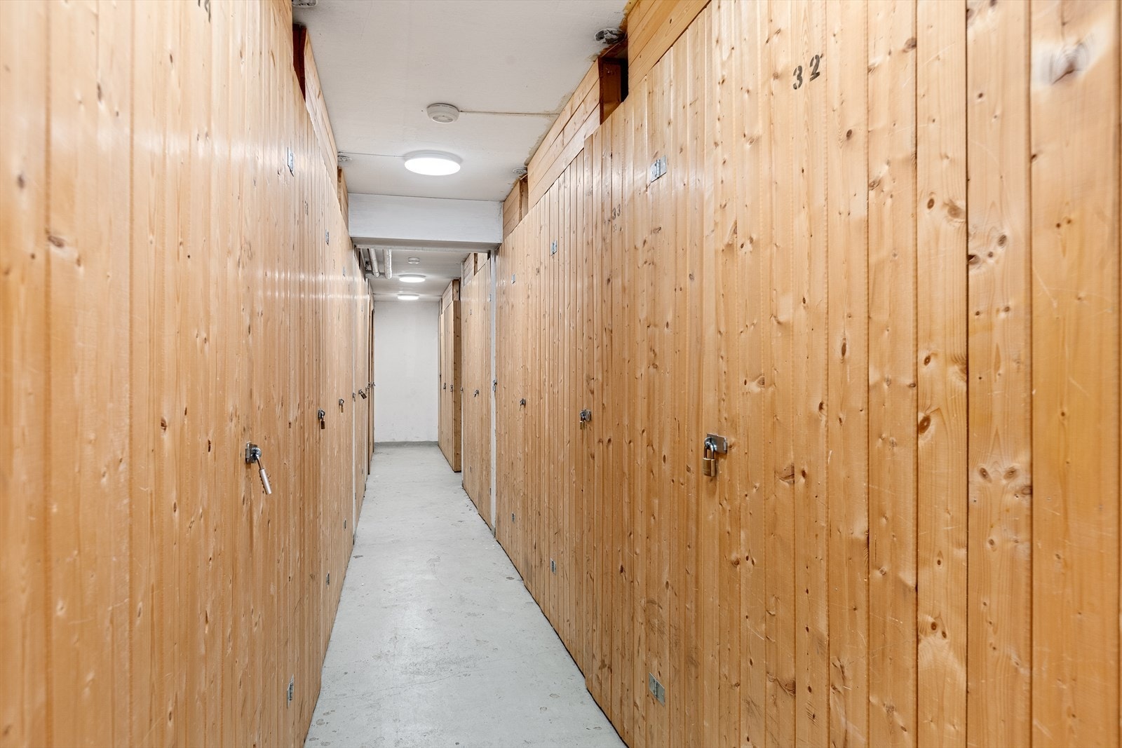 Medfølger lagringsbod plassert i felles kjeller Galleribilde