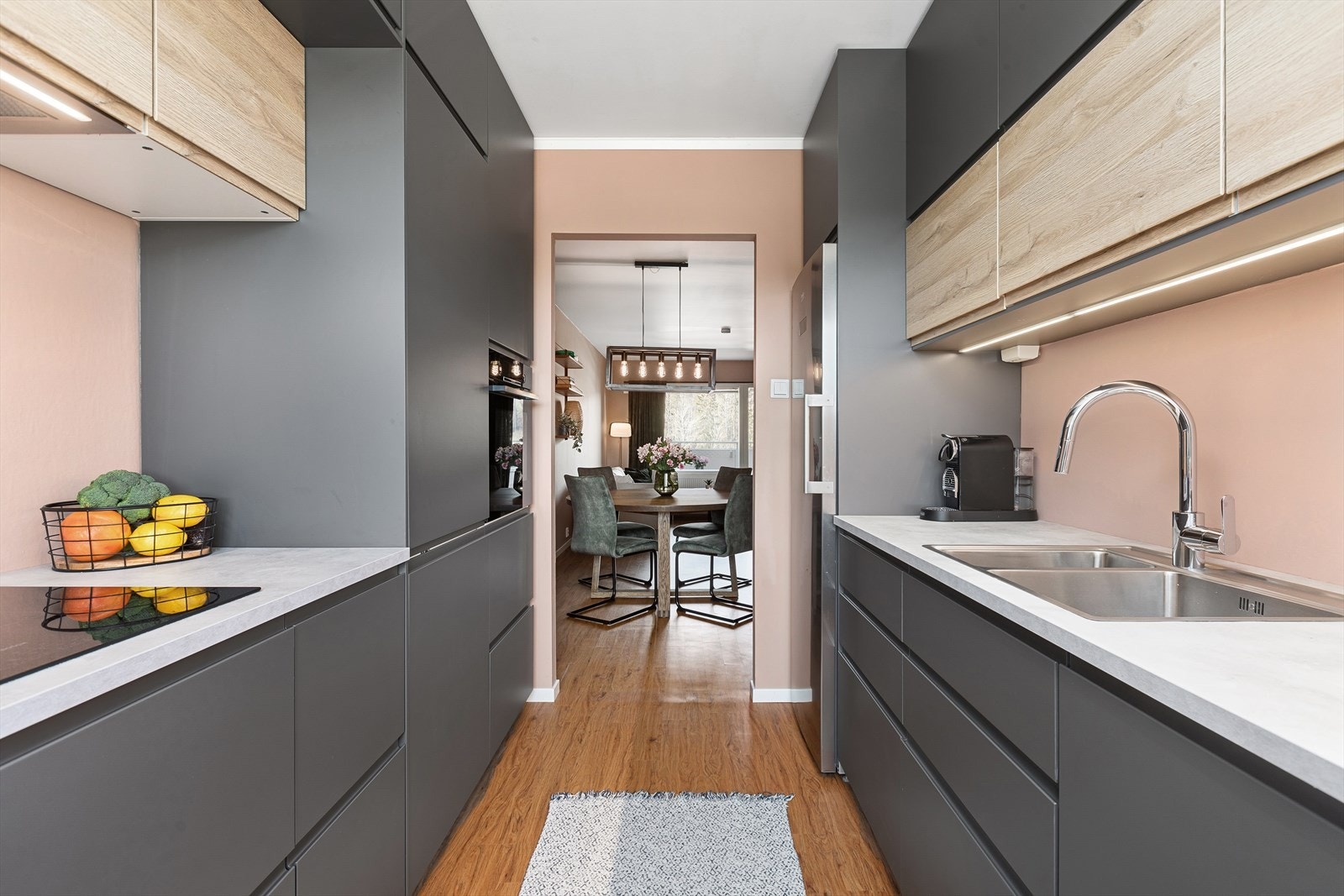 Lekkert kjøkken fra 2023 bestående av over- og underskap samt skuffer. Frittstående fryseskap medfølger ikke handelen Galleribilde