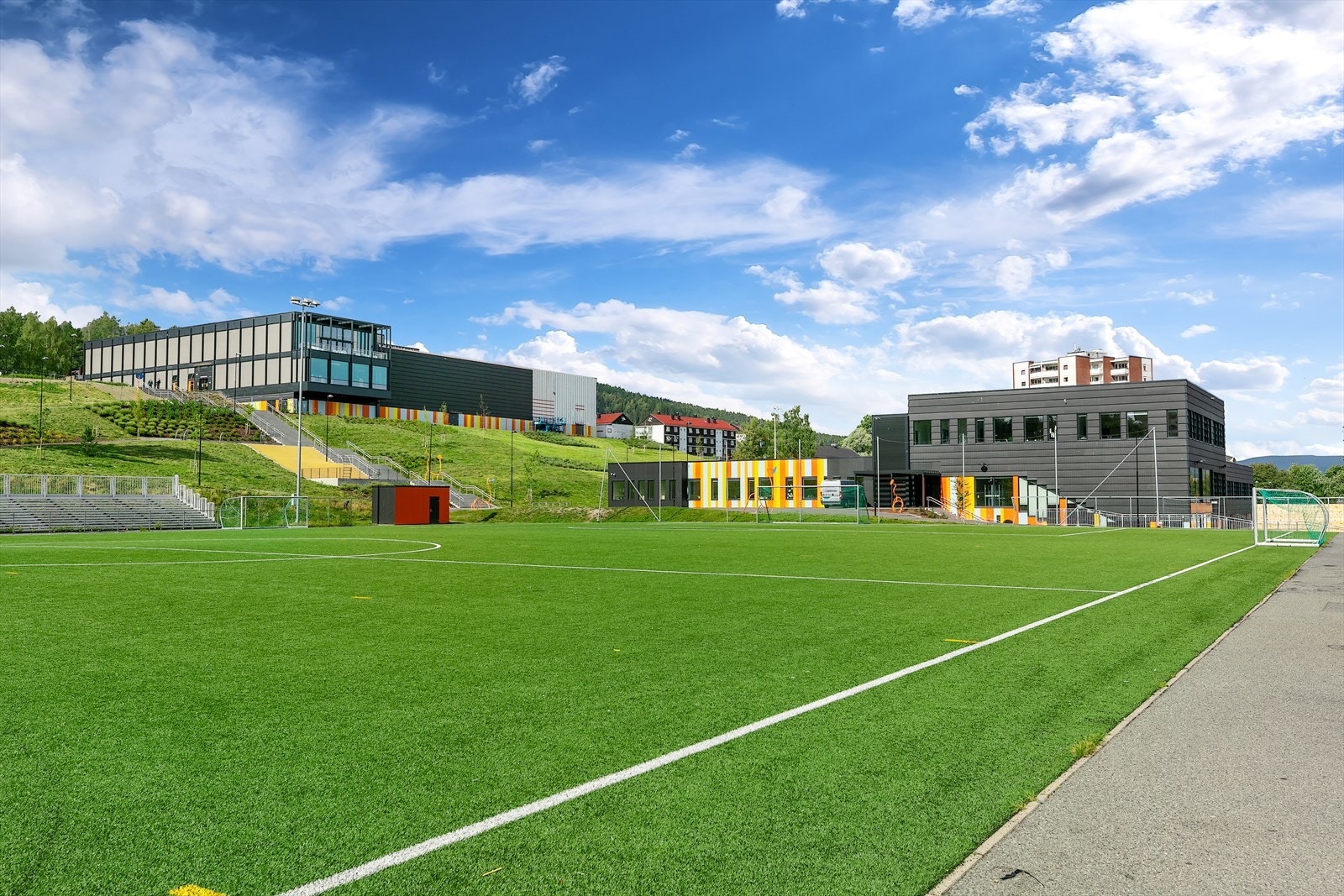 I tilknytning til skolen og Fjellhallen er det en stor og moderne kunstgressbane hvor det tidvis arrangeres fotballkamper Galleribilde
